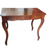 <p>Mesa de apoio em madeira. Provavelmente Europa, século XIX. 80 x 90 x 48 cm.</p>