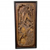 <p>Pequena placa oriental em madeira representando cena de batalha. China, principio do século XX. 46 x 22 cm.</p>