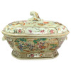 <p>Sopeira em porcelana Cia das Índias, decoração Família Rosa. China, Qing, Qianlong (1736 – 1795) século XVIII. Pegas em forma de javali. Apresenta restauro na metade de uma das laterais. 22 x 33 x 24 cm.</p>