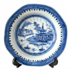 <p>Prato fundo em porcelana dita Macal. Apresenta fio de cabelo. China, Qing, Daoguang (1821 - 1850), meados do s&eacute;culo XIX. 22 cm.</p>