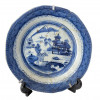 <p>Prato fundo em porcelana dita Macal. China, Qing, Daoguang (1821 - 1950), meados do s&eacute;culo XIX. Apresenta antigo restauro. 23 cm.</p>