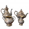 <p>Aparelho para ch&aacute; e caf&eacute; em prata de lei, fundido e ricamente, cinzelado e contrastado, composto por: Bule para ch&aacute; 24 cm. Bule para caf&eacute; 30 cm. Leiteira 15 cm e A&ccedil;ucareiro 14 cm. Inglaterra, s&eacute;culo XIX.&nbsp;3,170 kg</p>