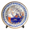<p>Pratos do celebre serviço de jantar que pertenceu ao Duque de Palmela, Pedro de Souza Holstein. Porcelana esmaltada e policromada Companhia das Índias, na caldeira exuberante paisagem com três galhos de árvore de romã com seus frutos, e dois pagodes borda com friso de motivos vegetais. China, Qing, Dinastia Jiaqing (1796-1820) – Daoguang (1782–1850). Este serviço, datável das primeiras décadas do Século XIX, é um dos mais belos e raros espécimes da louça Companhia das Índias. Pedro da Souza Holstein (1781-1850), conde, marquês e finalmente duque, era de origem dinamarquesa e foi um dos mais importantes diplomatas e estadistas portugueses do seu tempo. 25 cm.</p>