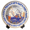 <p>Pratos do celebre serviço de jantar que pertenceu ao Duque de Palmela, Pedro de Souza Holstein. Porcelana esmaltada e policromada Companhia das Índias, na caldeira exuberante paisagem com três galhos de árvore de romã com seus frutos, e dois pagodes borda com friso de motivos vegetais. China, Qing, Dinastia Jiaqing (1796-1820) – Daoguang (1782–1850). Este serviço, datável das primeiras décadas do Século XIX, é um dos mais belos e raros espécimes da louça Companhia das Índias. Pedro da Souza Holstein (1781-1850), conde, marquês e finalmente duque, era de origem dinamarquesa e foi um dos mais importantes diplomatas e estadistas portugueses do seu tempo. 25 cm.</p>