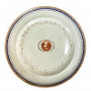 <p>Prato em porcelana Cia das Índias, Serviço da Vista Pequena. Pertenceu à Fazenda de Santa Cruz, cerca de 1800. Obra reproduzida no Livro Louça da Aristocracia no Brasil, por Jenny Dreyfus, página 93. 25 cm.</p>