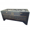 <p>Arca em madeira, com rico trabalho entalhado. China, cerca de 1900. 55 x 118 x 49 cm.</p>