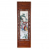 <p>Pandant de placas em porcelana e madeira, com cena oriental. China, cerca de 1900. 121 x 36 cm.</p>