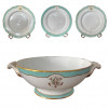 <p>Serviço remanescente em porcelana francesa, borda na cor azul e monograma a ouro, composto por 7 pratos (todos apresentam bicados na borda) e sopeira (apresenta fio de cabelo). França, século XIX.</p>