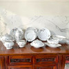 <p>Servi&ccedil;o remanescente em porcelana tcheca, composto por: 1 bule para ch&aacute;; 1 bule para caf&eacute;, 1 cremeira; 1 a&ccedil;ucareiro; 12 pratos fundos; 18 pratos rasos; 6 travessas ovais; 2 travessa redonda; 1 grande bowl; 1 molheira; 1 manteigueira; 9 pratos para bolo.&nbsp;Tchecoslov&aacute;quia, principio do s&eacute;culo XX.</p>