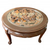 <p>Mesa de centro em madeira, com rico trabalho entalhado. China, cerca de 1900. 54 x 90 cm.</p>