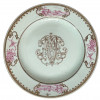 <p>Prato em porcelana Cia das Índias, decoração Família Rosa. China, Qing, Qialong (1736 - 1795) século XVIII. Apresenta fio de cabelo. 23 cm.</p>