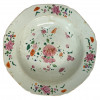 <p>Prato em porcelana Cia das Índias, decoração Família Rosa. China, Qing, Qialong (1736 - 1795) século XVIII. Apresenta fio de cabelo. 22 cm.</p>