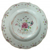 <p>Prato em porcelana Cia das Índias, decoração Família Rosa. China, Qing, Qialong (1736 - 1795) século XVIII. 23 cm.</p>
