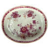 <p>Pequena travessa em porcelana Cia das Índias, decoração Família Rosa. China, Qing, Qialong (1735 – 1795), século XVIII. 19 x 23 cm.</p>