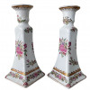 <p>Par de casti&ccedil;ais em porcelana policromada com decora&ccedil;&atilde;o a maneira da Fam&iacute;lia Rosa na Cia das &Iacute;ndias. Marcas na base. 22 cm.</p>