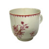 <p>Xícara em porcelana Cia das Índias, decoração Família Rosa. Apresenta fio de cabelo. 7 cm.</p>