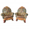 <p>Par de miniaturas de poltronas em porcelana oriental, com decoração típica. 40 x 32 x 20 cm.</p>