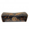 <p>Caixa em laca na cor negra com desenhos em relevo representando drag&atilde;o, morcego, p&aacute;ssaro e veado. China, s&eacute;culo XX. 12 x 35 x 11 cm.</p>