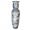 <p>Grande vaso em porcelana azul e branca. China, século XX. 92 cm.</p>