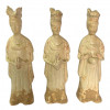 <p>Conjunto de três figuras orientais musicistas, em cerâmica. China, possivelmente Dinastia Song (960–1279). Uma apresenta restauro no pescoço. 22 cm. Peça de estudos arqueológicos.</p>