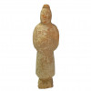 <p>Figura chinesa representando atendente. China, possivelmente da Dinastia Han (206 a.C. – 220 d.C.). 18 cm. Peça de estudos arqueológicos.</p>
