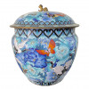 <p>Cachepot em cloisonne com tampa, decorado com aves e flores. China, século XX. 40 x 35 cm.</p>