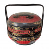 <p>Marmiteiro em laca vermelha e preta e decoração dourada. China, século XX. 34 x 36 cm.</p>