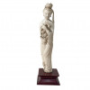 <p>Escultura em marfim representando dama com vaso de flores com base de madeira. China, cerca de 1900. 22 cm (sem base) e 25 (com base).</p>