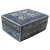 <p>Caixa em porcelana azul e branca. China, Qing, final do século XIX. 4x10x8 cm.</p>