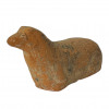 <p>Escultura em cerâmica arqueológica representando carneiro. China, época não identificada. 9,5 x 17 cm. Peça de estudos arqueológicos.</p>