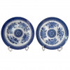 <p>Par de pratos rasos em porcelana azul e branca. Decora&ccedil;&atilde;o comumente&nbsp;chamada&nbsp;Fitzhugh. China, Qing, cerca de 1800. Apresenta antigo restauro em ambos. 24 cm.</p>