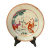 <p>Prato em Cia das &Iacute;ndias, decora&ccedil;&atilde;o Fam&iacute;lia Rosa, representando Julgamento de P&aacute;ris. China, Qing, Qianlong (1736 &ndash; 1795) s&eacute;culo XVIII. Apresenta restauro da borda. 23 cm.</p>