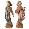 <p>Par de esculturas em madeira representando anjos musicistas. Europa, provavelmente final do século XVIII ou principio do século XIX. 38 cm.</p>
