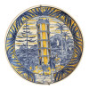 <p>Antonio Paim Viera. O &ldquo;canudo&rdquo; do Jardim da Luz. Prato em cer&acirc;mica. 25 cm. No fundo, externamente, v&aacute;rios s&iacute;mbolos, inscri&ccedil;&otilde;es e a curiosa marca do artista. Considerado um dos criadores da cer&acirc;mica com caracter&iacute;sticas brasileiras, Paim Vieira participou da Semana da Arte Moderna, mas em 1925 afastou-se de toda atividade art&iacute;stica. O &ldquo;canudo&rdquo; aqui retratado, tamb&eacute;m conhecido como Canudo de Jo&atilde;o Teodoro, era um mirante e observat&oacute;rio meteorol&oacute;gico de 20 metros de altura erguido no Jardim da Luz em 1874 e de h&aacute; muito demolido.</p>