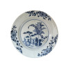 <p>Prato em porcelana azul e branca. China, Dinastia Qing, Imperador Qianlong (1736- 1795) século XVIII. Apresenta fio de cabelo. 23 cm.</p>