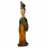<p>Escultura em cerâmica, representando figura feminina. A maneira Tang, possivelmente do perído. Apresenta restauro. 30 cm.</p>