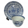 <p>Bowl em porcelana com seu pires original. China, Qing, século XIX. Marcas no verso. Bowl apresenta fio de cabelo. Bowl 5,5 x 8 cm e Pires 13,5 cm.</p>