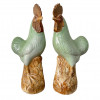 <p>Par de Galos em porcelana celadon. Apresenta selo da Casa de Leilões Christies. China, cerca de 1900. 35 cm.</p>