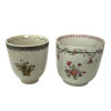 <p>Duas xícaras em porcelana Cia das Índias, uma com decoração Família Rosa e um com decoração grisaille. China, Qing, Qialong (1735 – 1795), século XVIII. Em perfeito estado. 7 cm.</p>
