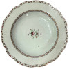 <p>Prato em porcelana Cia das Índias, decoração Família Rosa. China, Qing, Qialong (1735 – 1795), século XVIII. 23 cm.</p>