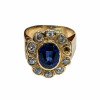 <p>Anel de ouro com diamante e pedra azul. 8,3 gramas.</p>