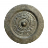 <p>Espelho em bronze. China, provavelmente da Dinastia Han (206 a.C. – 220 d.C.). 9 cm.</p>