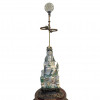 <p>Escultura em porcelana representando&nbsp;Guanyin&nbsp;(Deusa da miseric&oacute;rdia). S&eacute;culo XIX. Apresenta trincados no rosto e falta uma das figuras no corpo. 76 cm.&nbsp;</p>