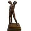 <p>Ceschiatti. Escultura em bronze representando figura feminina, com base em mármore. Assinada na base. 51 x 15 cm (sem base) e 55 x 19 cm (com base).</p>