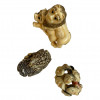<p>Conjunto de três netsukes. Japão, século XIX/ XX.5 cm.</p>