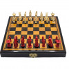 <p>Jogo de xadrez completo em caixa de madeira e figuras ricamente executadas em marfim nas cores vermelha e branca. China, cerca de 1920. 41 x 41 cm. Algumas peças são assinadas.</p>