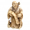 <p>Netsuke representando Samurai. Assinado na base. Japão, cerca de 1900. 8 cm.</p>