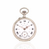 <p>Roskopf Patent - Relógio de Bolso, caixa de metal prateado. Cerca de 52mm de diâmetro. Movimento com corda e ajuste pela coroa (pin-set). Mostrador de porcelana. <em>Observação: os relógios são peças antigas destinadas a fins de colecionismo. Não é garantido o funcionamento, considerando o tempo de fabricação e o caráter histórico das peças. </em></p>