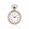 <p>Roskopf Patent - Relógio de Bolso, caixa de metal prateado. Cerca de 45mm de diâmetro. Movimento com corda e ajuste pela coroa (pin-set). Mostrador de porcelana. <em>Observação: os relógios são peças antigas destinadas a fins de colecionismo. Não é garantido o funcionamento, considerando o tempo de fabricação e o caráter histórico das peças. </em></p>
