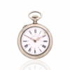 <p>Roskopf Patent - Relógio de Bolso, caixa de metal prateado. Cerca de 42mm de diâmetro. Movimento com corda e ajuste pela coroa (pin-set). Mostrador de porcelana. <em>Observação: os relógios são peças antigas destinadas a fins de colecionismo. Não é garantido o funcionamento, considerando o tempo de fabricação e o caráter histórico das peças. </em></p>